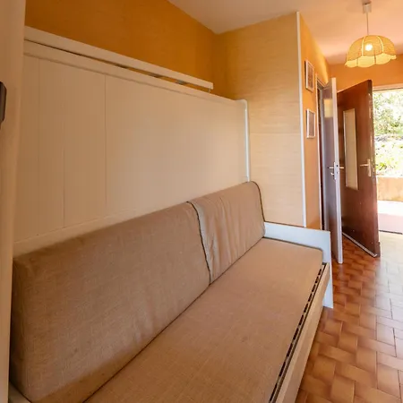 Apartment Studio Climatise Avec Grande Terrasse Pres De La Mer - Fr-1-677-51 Le Lavandou