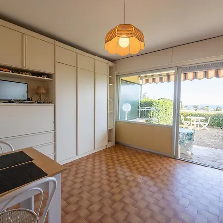 Studio Climatise Avec Grande Terrasse Pres De La Mer - Fr-1-677-51 *